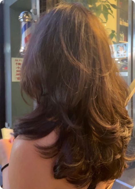 Short Hair With Alot Layers, Mid Length Hair With Layers For Wavy Hair, Haircuts For Medium Length Hair Layered Low Maintenance, Layered Midlength Cut, Longer Hair With Layers, Butterfly Haircut For Wavy Hair, 90s Hair Long Layers, Middle Length Layered Hair, Middle Layered Haircut