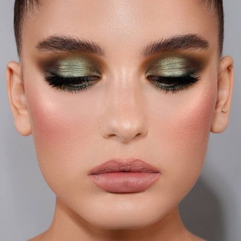 Natasha Denona on Instagram: “Smokey Glam Look using the EYESHADOW PALETTE 28 & the MINI GOLD EYESHADOW PALETTE Cheeks: LOVE GLOW Cheek Palette Lips: I NEED A NUDE…” Green Eyeshadow And Red Lips, Daytime Smokey Eye, Shower Makeup, Gold Eyeshadow Palette, Mekap Mata, Eyeshadow Ideas, Eye Makeup Styles, Retro Makeup, Smink Inspiration