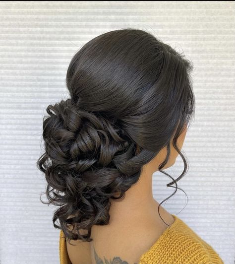 Quince Dama Hairstyles Updo, Loose Curls Updo, Bride Hairstyles With Veil, Pageant Hair, Wedding Hair Up, Hair Inspiration Long, Mother Of The Bride Hair, Bridal Hair Buns, Quinceanera Hairstyles