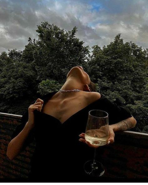 Wine Pics, Women Drinking Wine, Wine Photography, Photographs Ideas, Woman Wine, Foto Ideas Instagram, Poses For Photos, Instagram Worthy, Birthday Photoshoot