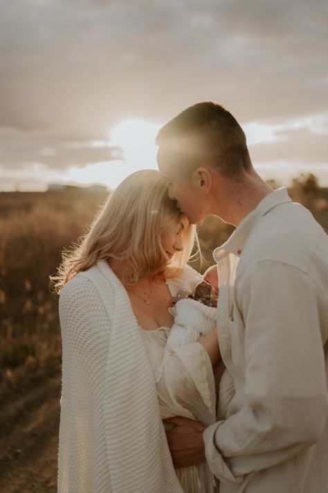 Couple With Infant Photography, Outdoor Newborn Photos With Siblings, Newborn Field Photography, Family And Newborn Photography, Newborn Family Shoot Outdoors, Outdoors Newborn Photography, Outside Newborn Family Pictures, Beach Family Photos Newborn, Newborn Session Outside