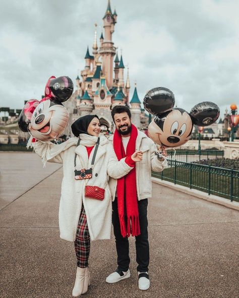 Disneyland Couples Outfits, Disney Poses, Motocross Girls, 1st Birthday Girl Decorations, Disneyland Outfits, Honeymoon Outfits, Cute Couples Photography, Cute Muslim Couples