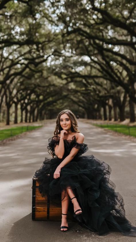 Pageant Pictures, Dresses Glam, 30th Birthday Outfit, Princess Photo Shoot, Quinceanera Photoshoot, Prom Picture Poses, 40th Birthday Party Decorations, Dresses Pageant, Quinceanera Photography