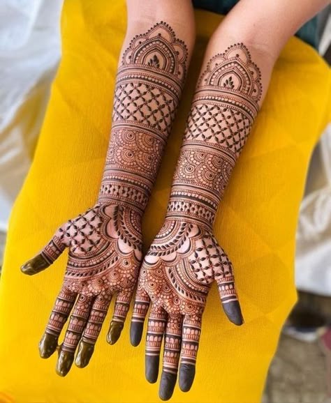 Royal Front Hand Mehndi Design. - MELTBLOGS Beautiful Simple Mehndi Design, Front Mehndi Design, Mehndi Outfit, Palm Mehndi Design, Simple Mehendi Designs, Indian Mehndi Designs, Tato Henna, Mehndi Designs Bridal Hands, Mehndi Designs For Kids