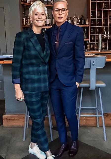 Megan Rapinoe and Ashlyn Harris, USWNT Ashlyn Harris Style, Ashlyn Harris, Ali Krieger, Uswnt Soccer, Chic Glasses, Women In Suits, Megan Rapinoe, Lesbian Fashion, Nice Outfits