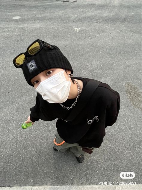 Guy Beanie Outfit, Beanie Outfit Men Aesthetic, Beanie Looks Street Styles, Skaterboy Aesthetic Outfits, Japanese Skater Style, Boy Skater Outfits, Beanie Outfit Street Style, Acubi Boy, Beanie Outfit Ideas