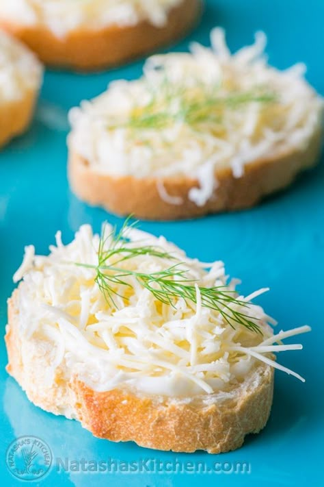 Easy Party appetizers, crostini, cheese canapé, Tea Sandwiches Cheese Appetizers For Party, Cheese Tea Sandwiches, Party Sandwiches Recipes, Tea Party Sandwiches Recipes, Easy Party Appetizers, Food Finger, French Appetizers, Cheese Tea, Halloween Finger