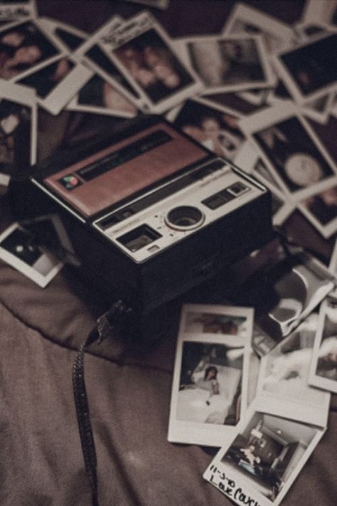 Tumblr Polaroid, Vintage Polaroid Camera, Roi Arthur, Polaroid Photography, Retro Photography, Vintage Polaroid, Polaroid Camera, Face Aesthetic, Vintage Cameras