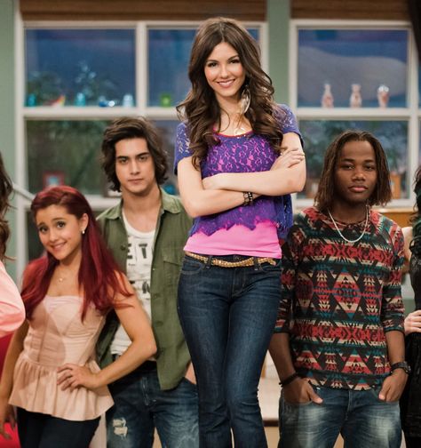 The epic #Zoom call was between several of the original cast members, including #VictoriaJustice, #ArianaGrande, and #LizGillies. " Victorious Tv Show, Victorious Nickelodeon, Ariana Grande Victorious, 10 Year Reunion, Freddie Benson, Hollywood Arts, Victorious Cast, Tori Vega, Drake Bell