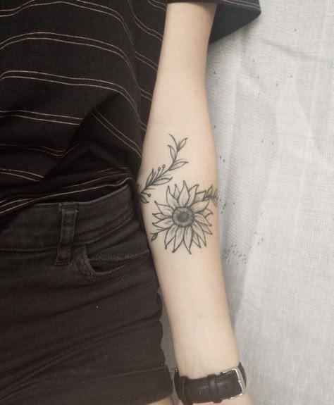 Arm Wrap Tattoo, Wrap Around Wrist Tattoos, Tattoo Sunflower, Wrap Tattoo, Tattoo Zeichnungen, Vine Tattoos, Disney Tattoo, Sunflower Tattoos, Wrist Tattoos For Women