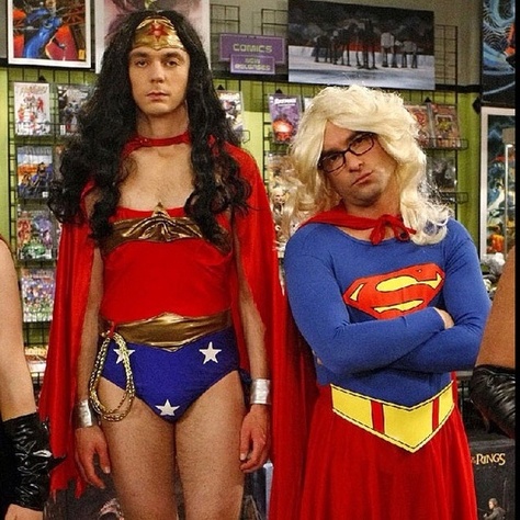 Big Bang Theory: Sheldon and Leonard as Wonder Woman and Super Girl ::: Costume Designer: Mary T. Quigley	Big Bang Sheldon Leonard, Big Bang Theory Funny, Leonard Hofstadter, Big Bang Theory Sheldon, Bigbang Theory, Amy Farrah Fowler, The Bigbang Theory, Johnny Galecki, Mayim Bialik