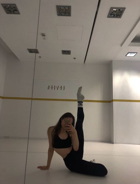 Ballet Selfie Mirror, Ballet Mirror Selfie, Ballet Selfie, Aesthetic Sport, Pilates Aesthetic, Spiegel Selfie, Dance Mirrors, Ballet Inspiration, Mirror Selfie Poses