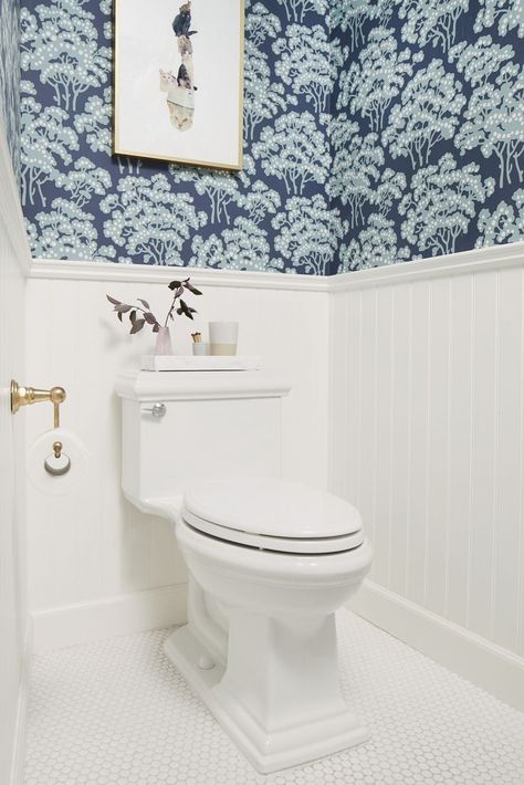 Farrow And Ball Wallpaper, Wallpaper For Small Bathrooms, Design Interior Baie, Bathroom Organization Hacks, Traditional Bathroom Designs, Guest Toilet, Bad Inspiration, Small Toilet, Toilet Room