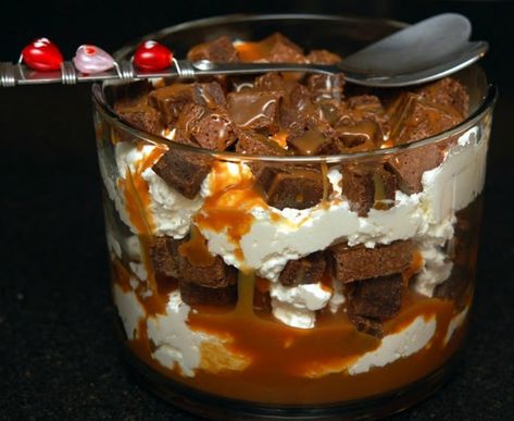 SALTED CARAMEL BROWNIE TRIFLE - Hugs and Cookies XOXO Rolo Brownies, Trifle Bowl Recipes, Salted Caramel Brownie, Brownie Trifle, Biscuits Graham, Salted Caramel Brownies, Trifle Desserts, Caramel Brownies, Trifle Recipe