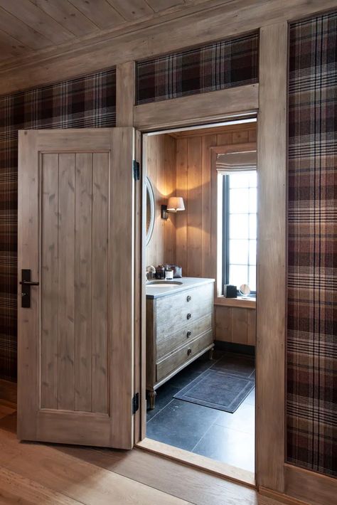 Mountain Lodge Interior, Ski Lodge Interior, Lodge Bathroom, Lodge Bedroom, Mountain Interiors, Modern Lodge, Aspen House, Chalet Interior, Chalet Design