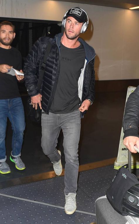 Celebrity Men Fashion, Male Celebrity Style, Chris Hemsworth Style, Chris Hemsworth Outfit, Chris Hemsworth Fashion, Chris Hemsworth Winter Outfit, Chris Hemsworth Fashion Style, Chris Hemsworth Street Style, Chris Hemsworth Clothes