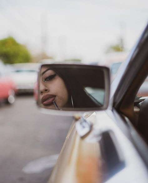 Chicano Photoshoot, Cholo Aesthetic, Latina Photoshoot, Chicana Makeup, Chica Hip Hop, Cars Lowrider, 90s Latina Aesthetic, Chicana Aesthetic, Latina Vibes