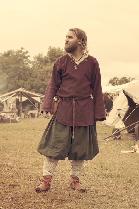 Here are a few educational links to the primary research, inspired by this image: http://urd.priv.no/ Sca Viking Garb Men, Mens Garb, Viking Garb, Aged Clothing, Viking Reenactment, Viking Dress, Viking Men, Viking Life, Viking Costume