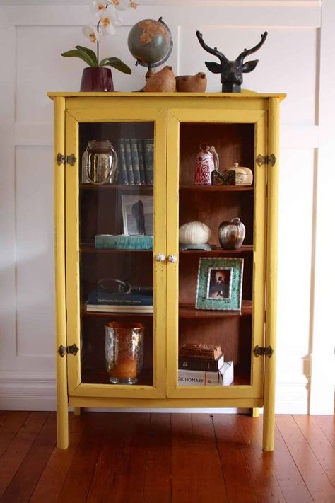 Yellow Painted Furniture, Yellow Paint Colors, City Farmhouse, Country Chic Paint, Yellow Painting, Flipping Furniture, Country Chic, Furniture Projects, Luxury Living Room