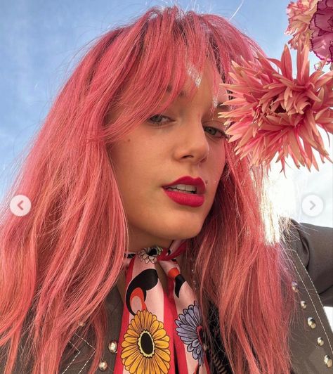 Florence Given Outfit, Florence Given Style, Alyssa Aesthetic, Living Deliciously, Florence Given, Curly Pink Hair, Bi Fashion, Boring Hair, This Is Your Life