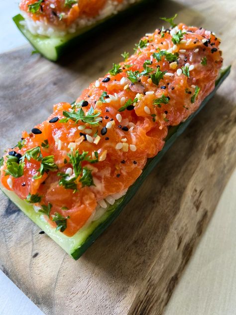 Spicy Salmon Cucumber Boats - The Modern Nonna Sushi Cucumber, Cucumber Boats, Spicy Salmon Sushi, Pasti Fit, Sommer Mad, Salmon Sushi, Spicy Salmon, Spicy Mayo, Sushi Recipes