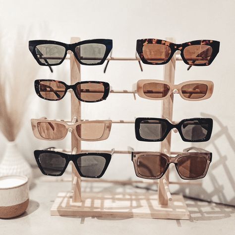 Sunglass Display Ideas, Boutique Sunglasses Display, Sunglasses Display Aesthetic, Sunglasses Pop Up Shop, Display Sunglasses Ideas, Sunglasses Stand, Sunglasses Store Design, Sunglasses Stand Aesthetic, Sunglasses Display Ideas Store Design