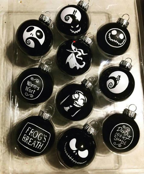 Diy Zero Nightmare Before Christmas, Zero Nightmare Before Christmas, Nightmare Before Christmas Tree, Halloween Christmas Tree, Jack Nightmare Before Christmas, Nightmare Before Christmas Ornaments, Nightmare Before Christmas Decorations, Black And White Christmas, Creepy Christmas