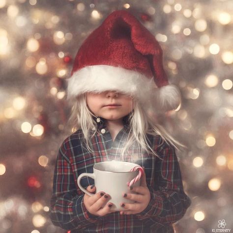 Toddler Christmas Photos, Christmas Photoshoot Kids, Baby Christmas Photography, Diy Natal, Christmas Baby Pictures, Christmas Poses, Christmas Family Photoshoot, Baby Christmas Photos, Xmas Pictures