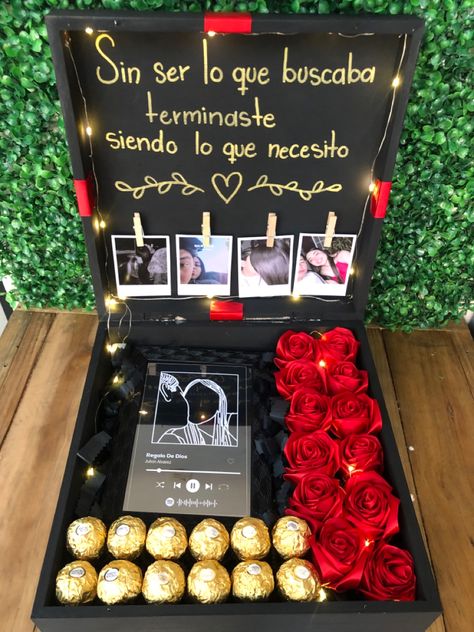 Caja de madera con chocolates y rosas + cuadro personalizado San Valentin Ideas Para Vender, Ideas Aniversario, Birthday Present For Boyfriend, Easy Love Drawings, Presents For Boyfriend, Flower Arrangements Diy, Logo Sign, Braids For Long Hair, Pop Up Cards