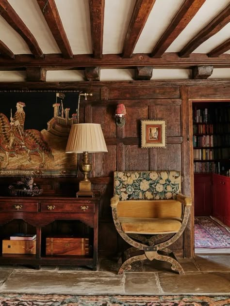 Jacobean Furniture, Georgian Cottage, Green Room Ideas, Scottish Cottage, Tudor Houses, Country Autumn, English Cottage Interiors, House Of Leaves, Tudor Cottage