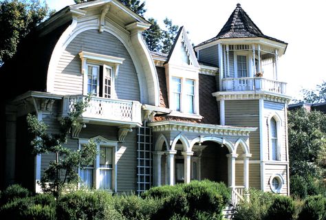 Munsters House, Morning Circle, Movie Houses, House Styling Interior, Houses In Japan, Victorian House Plans, Victorian Beauty, Doll House Plans, Real Homes