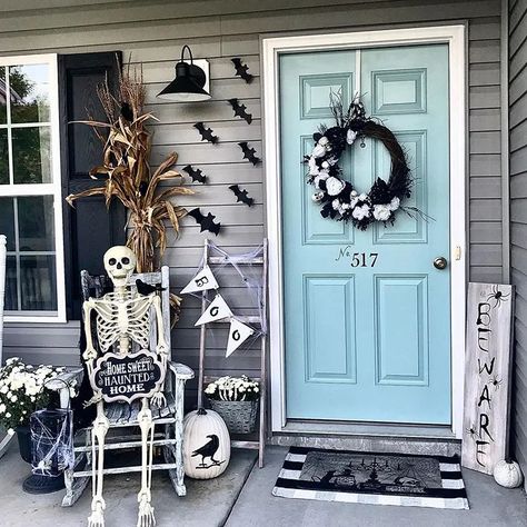 Halloween Porch Ideas, Halloween Decorations Outdoor Porch, Halloween Decorations Apartment, Halloween Outside, Halloween Front Doors, Halloween Front Porch Decor, Halloween Decor Diy, Porch Decorations, Halloween Porch Decorations