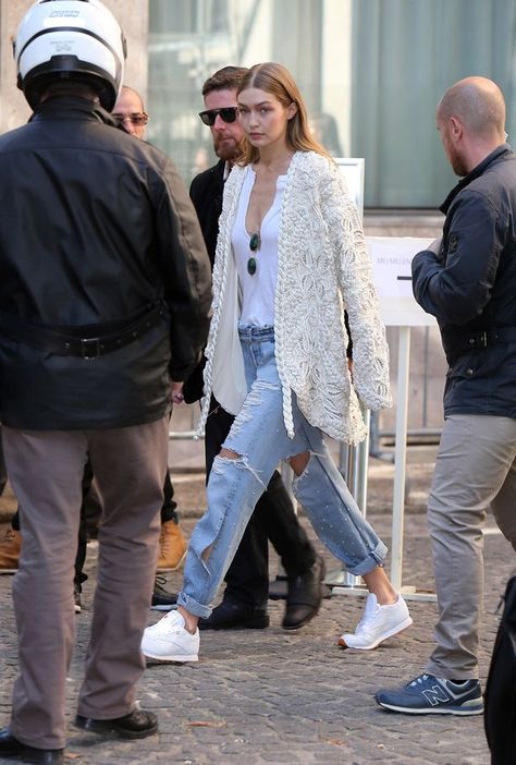 Gigi Hadid leaves the Hotel George V Reebok Classic Outfit, Gigi Hadid Street Style, Gigi Style, Gigi Hadid Outfits, Sneaker Outfits, Gigi Hadid Style, Model Street Style, Sneakers Looks, Hadid Style