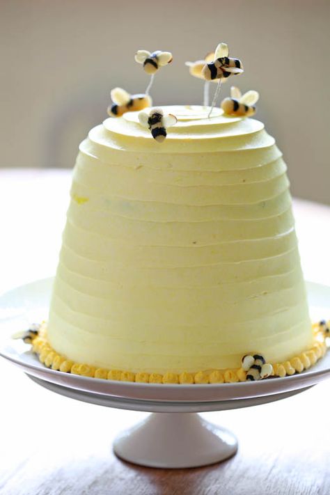 Beehive Cake (Brown-Butter Banana Cake and Honey Buttercream).  what a perfect summery cake. Bee Hive Cake, Beehive Cake, Bee Cakes, Banana Cake, Fancy Cakes, Food Cakes, Piece Of Cakes, Brown Butter, Pretty Cakes