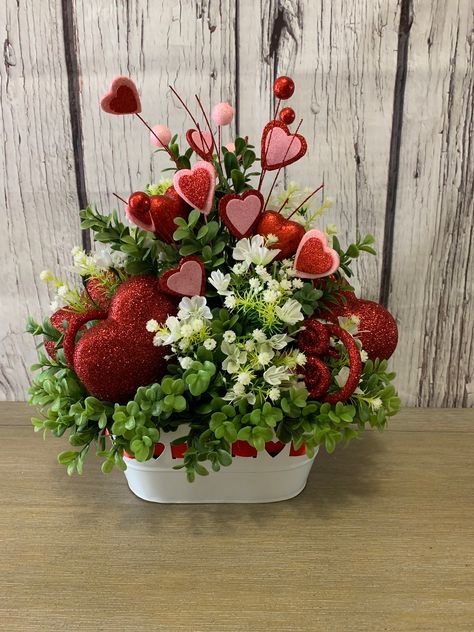 Valentine’s Day Centrepieces, Valentine Arrangements Diy, Valentines Arrangements Floral Design, Valentine’s Day Flower Arrangements, Valentine’s Day Centerpiece, Valentine’s Day Floral Arrangements, Valentines Day Arrangements, Valentines Centerpiece Ideas, Valentines Day Centerpieces