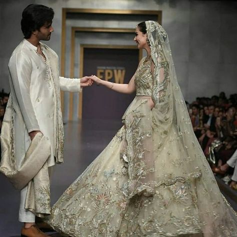 Sadaf Fawad Khan, Red Saree Wedding, Fawad Khan, Feroze Khan, Boho Chic Wedding Dress, Katrina Kaif Photo, Feroz Khan, Hania Amir, Bridal Dresses Pakistan