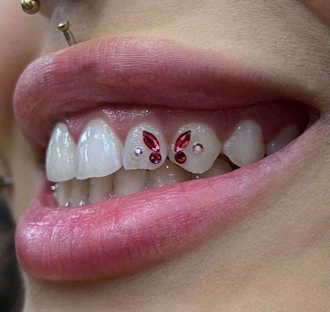 Teeth Gens, Tooth Gem Placement, Naturally Whiten Teeth, Tooth Gem Ideas, Teeth Gems, Dental Jewelry, Pretty Teeth, Grillz Teeth, Black And White Snake