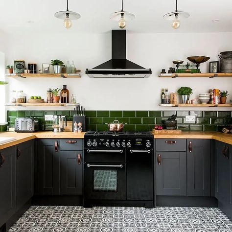 That green tile White Kitchen Units, Reka Bentuk Dapur, Grey Kitchen Tiles, Bathroom Grey, Dark Green Kitchen, Model Dapur, Green Tiles, Interior Dapur, Dark Grey Kitchen