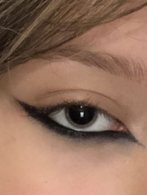 Eyeliner Inspo Goth, Black Eye Pencil Make Up, Black Eyeshadow Under Eye, Grange Make Up, Undereye Liner, 90’s Grunge Makeup, Under Eye Eyeliner, Siren Eyeliner, Cool Eyeliner Ideas