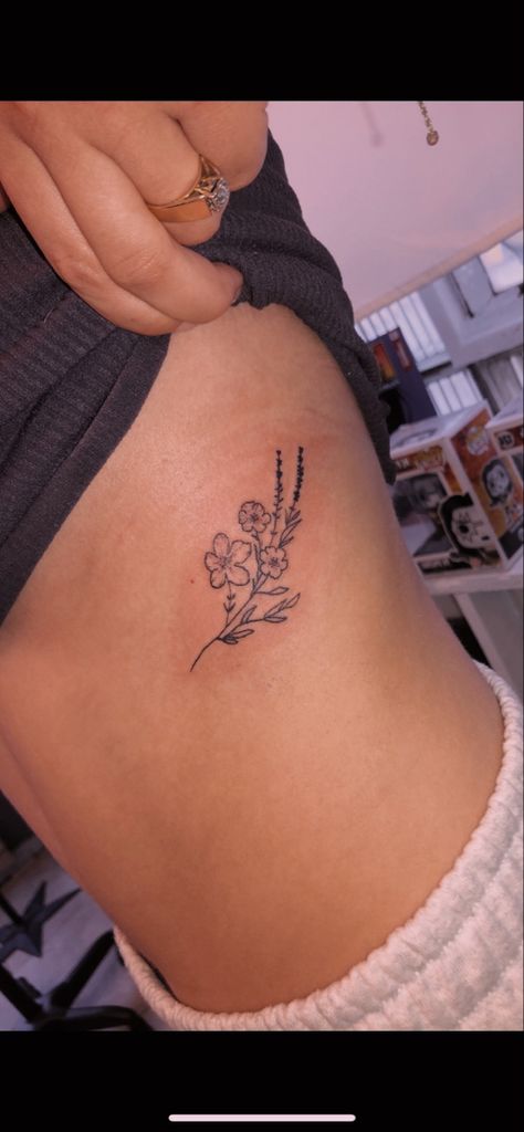 Minimalist Rib Tattoos For Women, Rib Cage Flower Tattoo, Flower Rib Tattoos, Flower Rib Tattoo, Rib Cage Tattoos, Flower Tattoo On Ribs, Rib Tattoos For Women, Ribcage Tattoo, Dope Tattoos For Women