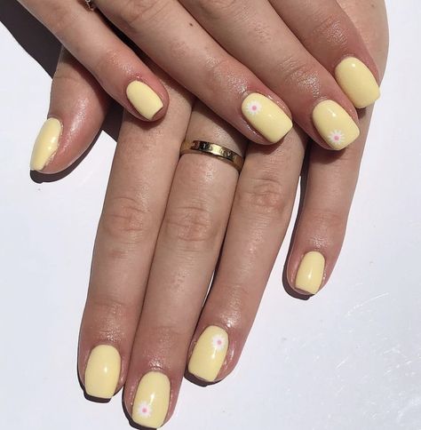 nails nailart naildesign nailideas yellow flowers pastel pastelcolor Yellow Painted Nails, Pastel Yellow Nails With Flower, Yellow Mani Pedi, Yellow And White Nails Short, Subtle Yellow Nails, Pastel Nails Yellow, Square Yellow Nails, Yellow Sns Nails, Butter Yellow Nails