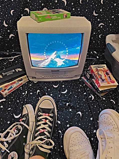 90/00 Aesthetic, Vhs Movies Aesthetic, Vhs Astethic, Nostalgic 90s Aesthetic, Vhs Tv Aesthetic, Bright Vintage Aesthetic, Vhs Aesthetic Pictures, 1980s Collage, 90s Mtv Aesthetic