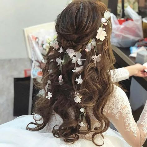 Hair With Flowers In It, Flower Hairstyles, Flowers In Her Hair, Fairy Hair, Quince Hairstyles, Fairy Wedding, Bridal Hair Flowers, Wedding Hair Down, Fancy Hairstyles