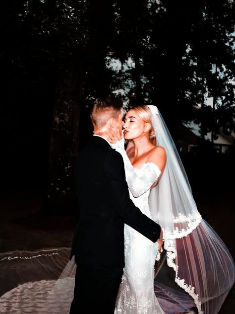 Bieber Wedding, Hailey Bieber Wedding, Hilton Wedding, Justin And Hailey, Celebrity Wedding Photos, Celebrity Wedding Dresses, Best Wedding Hairstyles, Wedding Reception Dress, Short Wedding Hair