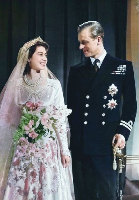 Prince Philip Queen Elizabeth, Royal Wedding Dresses, Queen Elizabeth Photos, Queen And Prince Phillip, Young Queen Elizabeth, Kate Middleton Wedding, Rainha Elizabeth Ii, Royal Family England, Royal Wedding Dress