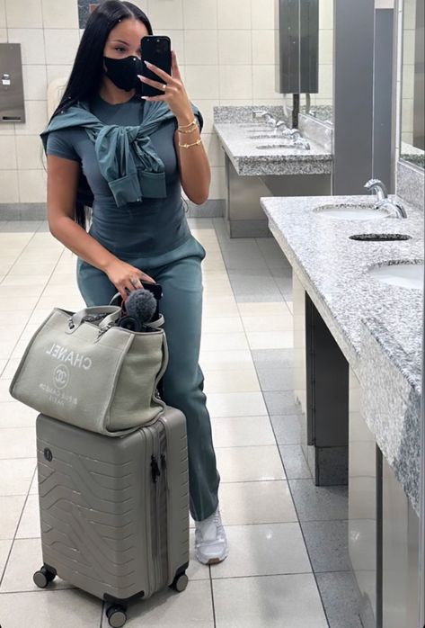 Classy Airport Outfit, Airport Outfit Comfy, Airport Outfit Winter, Winter Outfits Blackgirl, Cute Airport Outfit, Airport Fits, Island Outfit, Travel Clothes Women, Winter Fit