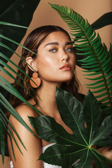 Plant Photoshoot Ideas Studio, Studio Photoshoot With Plants, Tropical Photoshoot Ideas Studio, Plant Studio Photoshoot, Greenery Wall Photoshoot, Photoshoot Ideas With Plants, Commercial Portrait Photography, Jungle Fashion Photography, Portraits With Plants