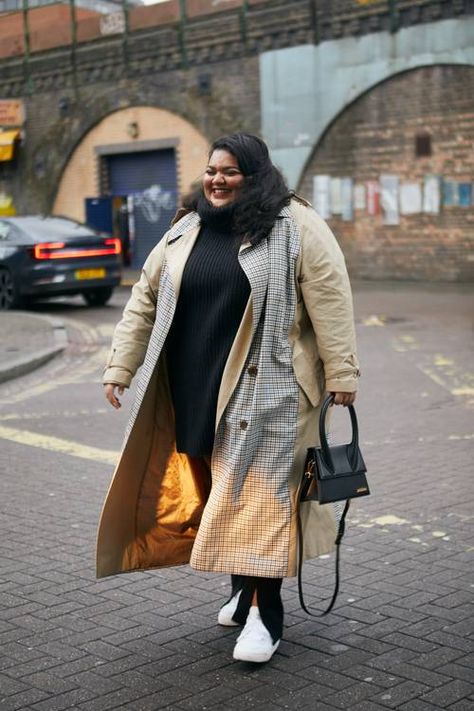 10 London Fashion Week Street Style Trends We're Really Into | Who What Wear UK Jeans And Jumper Outfit, Long Leather Coat Plus Size, Bright Blazer, Combat Trousers, Pretty Skirts, Jumper Outfit, Classic Trousers, London Fashion Week Street Style, London Street Style