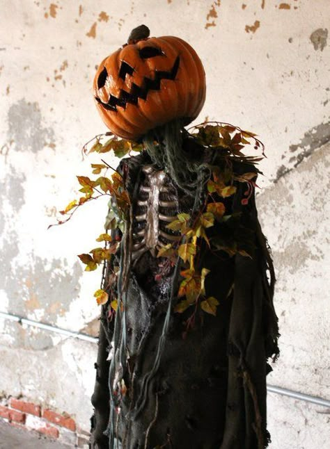 Halloween Scarecrows, Character Ships, Scarecrows For Garden, Recetas Halloween, Halloween Props Diy, Halloween Scarecrow, Dollar Store Halloween, Creepy Halloween Decorations, Fun Halloween Decor