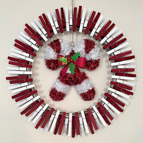 Clothespin Crafts Christmas, Clothespin Diy Crafts, Wooden Clothespin Crafts, Clothespin Art, Clothespin Wreath, Clothespin Crafts, Christmas Clothespins, Candy Cane Decorations, Pin Crafts